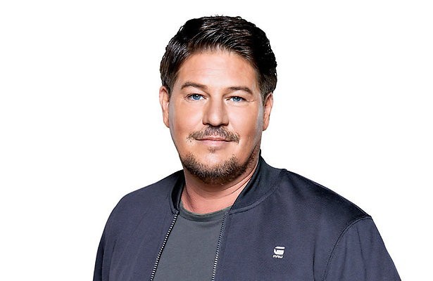 Martijn Krabbé legt de bal bij Anouk na Voice rel